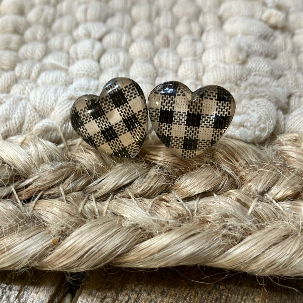 Heart stud earrings. Raised checkered acrylic. Black and cream.